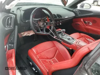 2018 Audi R8 V10 z VIN WUABAAFX5J7902445, wystawiony jako Copart lot #56587934 z przebiegiem Nie podano mil oraz Szkody całkowita. Historia ofert i sprzedaży dostępna na DreamBid. Obrazek 8.