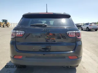 2022 Jeep Compass Latitude z VIN 3C4NJCBB6NT187791, wystawiony jako Copart lot #61102685 z przebiegiem 18 281 mil mil oraz Szkoda całkowita • Salvage title. Historia ofert i sprzedaży dostępna na DreamBid. Obrazek 6.
