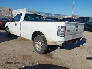 2008 Ford F-150 XL z VIN 1FTRF12W48KC71558, wystawiony jako IAAI lot #42506530 z przebiegiem 154 479 mil mil oraz . Historia ofert i sprzedaży dostępna na DreamBid. Obrazek 3.