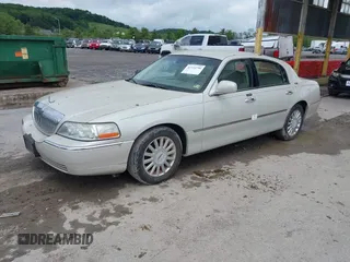 2005 Lincoln Town Car Signature Limited z VIN 1LNHM82W35Y654826, wystawiony jako IAAI lot #42334790 z przebiegiem 96 113 mil mil oraz . Historia ofert i sprzedaży dostępna na DreamBid. Obrazek 17.