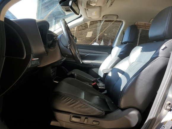 2020 Mitsubishi Outlander SE z VIN JA4AD3A3XLZ035349, wystawiony jako Copart lot #61215315 z przebiegiem 124 728 mil mil oraz Czysty tytuł • Clean title. Historia ofert i sprzedaży dostępna na DreamBid. Obrazek 7.