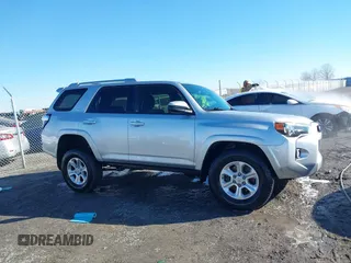 2018 Toyota 4Runner SR5 z VIN JTEBU5JR0J5534168, wystawiony jako IAAI lot #41388835 z przebiegiem 76 064 mil mil oraz . Historia ofert i sprzedaży dostępna na DreamBid. Obrazek 13.
