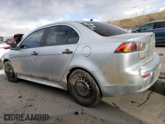2010 Mitsubishi Lancer DE z VIN JA32U1FU2AU011815, wystawiony jako Copart lot #46727565 z przebiegiem 131 741 mil mil oraz Czysty tytuł • Clean title. Historia ofert i sprzedaży dostępna na DreamBid. Obrazek 2.