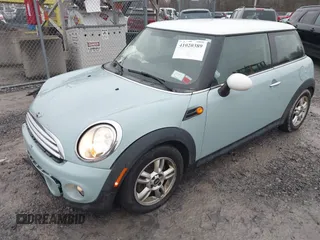 2013 MINI Hardtop z VIN WMWSU3C51DT686959, wystawiony jako IAAI lot #41020389 z przebiegiem 86 770 mil mil oraz . Historia ofert i sprzedaży dostępna na DreamBid. Obrazek 2.