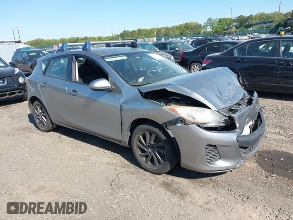 2013 Mazda 3 i Touring z VIN JM1BL1LP2D1742494, wystawiony jako IAAI lot #42186275 z przebiegiem 150 046 mil mil oraz . Historia ofert i sprzedaży dostępna na DreamBid. Obrazek 1.