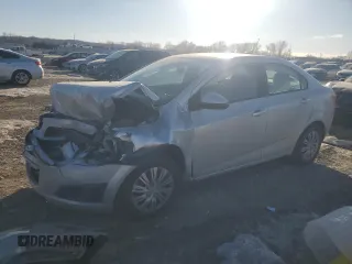 2015 Chevrolet Sonic LS z VIN 1G1JA5SH9F4117264, wystawiony jako Copart lot #42215585 z przebiegiem 55 869 mil mil oraz Szkoda całkowita • Salvage title. Historia ofert i sprzedaży dostępna na DreamBid. Obrazek 1.