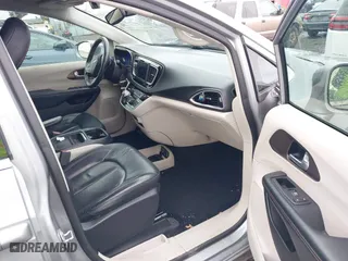 2019 Chrysler Pacifica Touring L with VIN 2C4RC1BGXKR561510, listed as a IAAI auction lot 41516173 with 135,115 mi miles. Bid and sale history available at carsss.com. Image 5.
