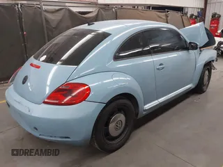 2014 Volkswagen Beetle 1.8T z VIN 3VWJ17AT8EM662235, wystawiony jako IAAI lot #42371906 z przebiegiem 118 173 mil mil oraz . Historia ofert i sprzedaży dostępna na DreamBid. Obrazek 4.