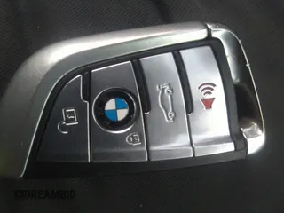 2019 BMW M5 Competition z VIN WBSJF0C57KB284754, wystawiony jako IAAI lot #40964230 z przebiegiem Nie podano mil oraz . Historia ofert i sprzedaży dostępna na DreamBid. Obrazek 11.