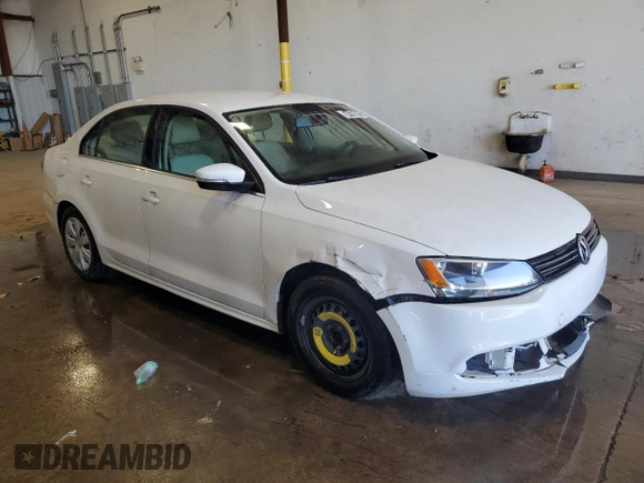 2013 Volkswagen Jetta SE z VIN 3VWDX7AJ4DM385480, wystawiony jako Copart lot #54165675 z przebiegiem 93 648 mil mil oraz Czysty tytuł • Clean title. Historia ofert i sprzedaży dostępna na DreamBid. Obrazek 4.