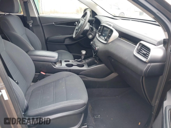 2019 Kia Sorento LX with VIN 5XYPGDA30KG559460, listed as a IAAI auction lot 42006148 with 102,193 mi miles. Bid and sale history available at carsss.com. Image 5.