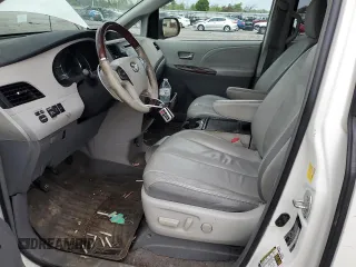 2011 Toyota Sienna XLE z VIN 5TDDK3DC7BS017072, wystawiony jako Copart lot #54687525 z przebiegiem 128 385 mil mil oraz Szkoda całkowita • Salvage title. Historia ofert i sprzedaży dostępna na DreamBid. Obrazek 7.