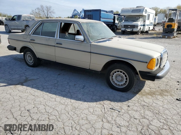 1981 Mercedes-Benz 300 D с VIN WDBAB30A2BB219265, выставлен на аукционе Copart как лот 77296414 с пробегом Не указан миль и Чистый • Clean title. История ставок и продаж доступна на DreamBid. Изображение 4.