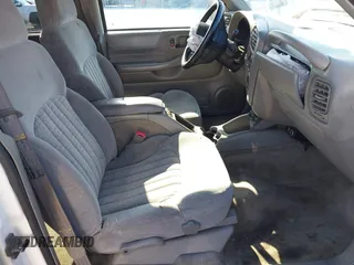 2001 Chevrolet Blazer LT z VIN 1GNCS13W712122865, wystawiony jako IAAI lot #41997035 z przebiegiem 161 862 mil mil oraz . Historia ofert i sprzedaży dostępna na DreamBid. Obrazek 5.