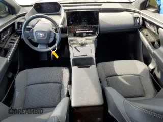 2023 Toyota bZ4X XLE z VIN JTMAAAAA6PA027254, wystawiony jako Copart lot #52069895 z przebiegiem 52 322 mil mil oraz Tytuł czysty. Historia ofert i sprzedaży dostępna na DreamBid. Obrazek 8.