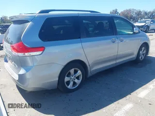 2014 Toyota Sienna LE AAS z VIN 5TDKK3DC9ES453868, wystawiony jako IAAI lot #41816259 z przebiegiem 169 468 mil mil oraz . Historia ofert i sprzedaży dostępna na DreamBid. Obrazek 4.