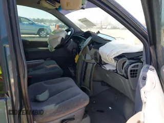 2000 Dodge Caravan SE with VIN 2B4GP44GXYR612794, listed as a IAAI auction lot 41800030 with 485,798 mi miles. Bid and sale history available at carsss.com. Image 5.