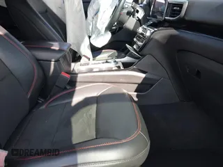 2022 Ford Explorer ST-Line z VIN 1FMSK7KH9NGB68860, wystawiony jako IAAI lot #42287420 z przebiegiem 25 579 mil mil oraz . Historia ofert i sprzedaży dostępna na DreamBid. Obrazek 5.
