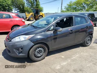 2013 Ford Fiesta SE z VIN 3FADP4EJ1DM193340, wystawiony jako Copart lot #56499745 z przebiegiem 158 977 mil mil oraz Szkoda całkowita • Salvage title. Historia ofert i sprzedaży dostępna na DreamBid. Obrazek 1.
