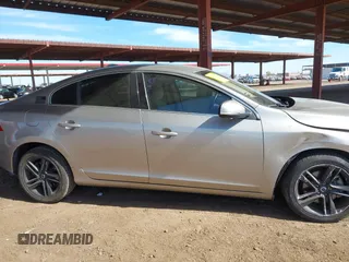 2015 Volvo S60 T5 Drive-E Premier z VIN YV140MFB3F1311727, wystawiony jako IAAI lot #41657590 z przebiegiem 117 794 mil mil oraz . Historia ofert i sprzedaży dostępna na DreamBid. Obrazek 14.