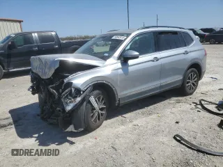 2020 Volkswagen Tiguan SE with VIN 3VV3B7AX0LM163388, listed as a Copart auction lot 50042615 with 157,904 mi miles and Salvage Title. Bid and sale history available at DreamBid. Image 1.