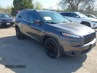 2015 Jeep Cherokee Latitude z VIN 1C4PJMCB1FW691495, wystawiony jako IAAI lot #42223653 z przebiegiem 122 029 mil mil oraz . Historia ofert i sprzedaży dostępna na DreamBid. Obrazek 1.