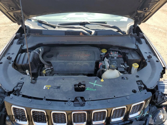2018 Jeep Compass Latitude z VIN 3C4NJDBB5JT303871, wystawiony jako Copart lot #53881965 z przebiegiem 130 061 mil mil oraz Szkoda całkowita • Salvage title. Historia ofert i sprzedaży dostępna na DreamBid. Obrazek 12.