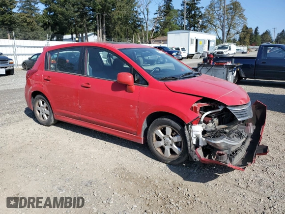 2009 Nissan Versa S z VIN 3N1BC13E19L410760, wystawiony jako Copart lot #55303895 z przebiegiem 84 014 mil mil oraz Szkoda całkowita • Salvage title. Historia ofert i sprzedaży dostępna na DreamBid. Obrazek 4.
