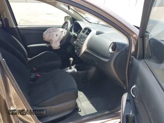 2016 Nissan Versa SV z VIN 3N1CN7AP2GL855060, wystawiony jako IAAI lot #42436960 z przebiegiem 120 271 mil mil oraz . Historia ofert i sprzedaży dostępna na DreamBid. Obrazek 5.