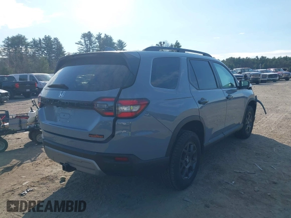 2024 Honda Pilot TrailSport with VIN 5FNYG1H62RB018754, listed as a IAAI auction lot 40769098 with 12,064 mi miles. Bid and sale history available at carsss.com. Image 4.