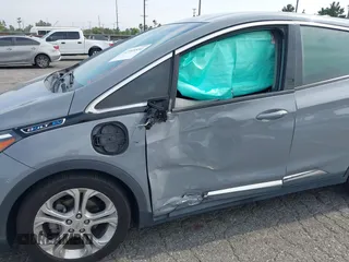 2019 Chevrolet Bolt EV LT z VIN 1G1FW6S06K4102223, wystawiony jako IAAI lot #42305594 z przebiegiem 136 966 mil mil oraz . Historia ofert i sprzedaży dostępna na DreamBid. Obrazek 6.