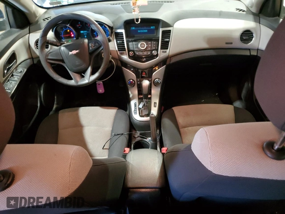 2015 Chevrolet Cruze LS z VIN 1G1PA5SG5F7294541, wystawiony jako Copart lot #53857035 z przebiegiem 118 263 mil mil oraz Szkoda całkowita • Salvage title. Historia ofert i sprzedaży dostępna na DreamBid. Obrazek 8.