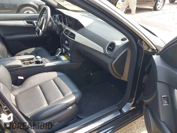 2013 Mercedes-Benz C 250 Sport z VIN WDDGF4HB8DR267856, wystawiony jako IAAI lot #42385425 z przebiegiem 116 580 mil mil oraz . Historia ofert i sprzedaży dostępna na DreamBid. Obrazek 5.