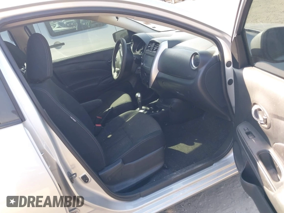 2019 Nissan Versa SV z VIN 3N1CN7AP5KL869205, wystawiony jako IAAI lot #41883310 z przebiegiem 96 317 mil mil oraz . Historia ofert i sprzedaży dostępna na DreamBid. Obrazek 5.