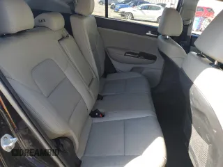 2020 Kia Sportage EX z VIN KNDPNCAC3L7726392, wystawiony jako Copart lot #50159635 z przebiegiem 72 451 mil mil oraz Szkoda całkowita • Salvage title. Historia ofert i sprzedaży dostępna na DreamBid. Obrazek 11.
