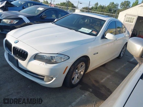 2013 BMW 5 Series 528i xDrive с VIN WBAXH5C53DDW11955, выставлен на аукционе IAAI как лот 42601785 с пробегом 147 925 миль миль и . История ставок и продаж доступна на DreamBid. Изображение 17.