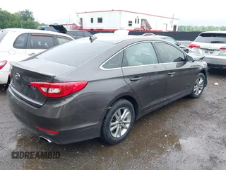 2015 Hyundai Sonata SE z VIN 5NPE24AFXFH150090, wystawiony jako IAAI lot #42341428 z przebiegiem 133 157 mil mil oraz . Historia ofert i sprzedaży dostępna na DreamBid. Obrazek 4.