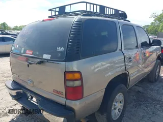 2002 GMC Yukon SLT with VIN 1GKEK13Z72R215930, listed as a IAAI auction lot 42024342 with 294,069 mi miles. Bid and sale history available at carsss.com. Image 4.