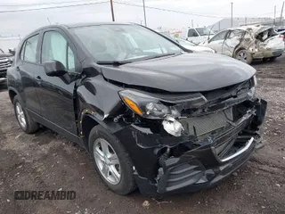 2021 Chevrolet Trax LS z VIN KL7CJNSM1MB361915, wystawiony jako IAAI lot #41842184 z przebiegiem 39 834 mil mil oraz . Historia ofert i sprzedaży dostępna na DreamBid. Obrazek 1.