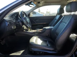 2011 BMW 3 Series 328i z VIN WBAKE5C54BE573498, wystawiony jako Copart lot #88062045 z przebiegiem 81 239 mil mil oraz Szkoda całkowita • Salvage title. Historia ofert i sprzedaży dostępna na DreamBid. Obrazek 7.