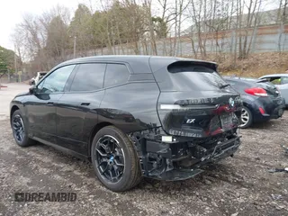 2025 BMW iX xDrive50 z VIN WB523CF00SCT84335, wystawiony jako IAAI lot #42002627 z przebiegiem 3241 mil mil oraz . Historia ofert i sprzedaży dostępna na DreamBid. Obrazek 24.
