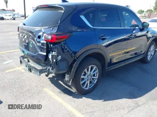 2023 Mazda CX-5 S Carbon Edition z VIN JM3KFBCM7P0197669, wystawiony jako IAAI lot #41992110 z przebiegiem 15 476 mil mil oraz . Historia ofert i sprzedaży dostępna na DreamBid. Obrazek 4.