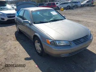 1998 Toyota Camry LE z VIN 4T1BF22K9WU051141, wystawiony jako IAAI lot #41782234 z przebiegiem 319 558 mil mil oraz . Historia ofert i sprzedaży dostępna na DreamBid. Obrazek 1.