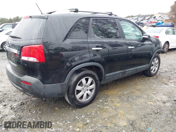 2013 Kia Sorento LX z VIN 5XYKT3A69DG354992, wystawiony jako IAAI lot #41538447 z przebiegiem 178 027 mil mil oraz . Historia ofert i sprzedaży dostępna na DreamBid. Obrazek 4.