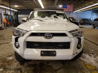 2020 Toyota 4Runner SR5 with VIN JTEBU5JRXL5748135, listed as a Copart auction lot 44117135 with 85,043 mi miles and Salvage Title. Bid and sale history available at carsss.com. Image 5.