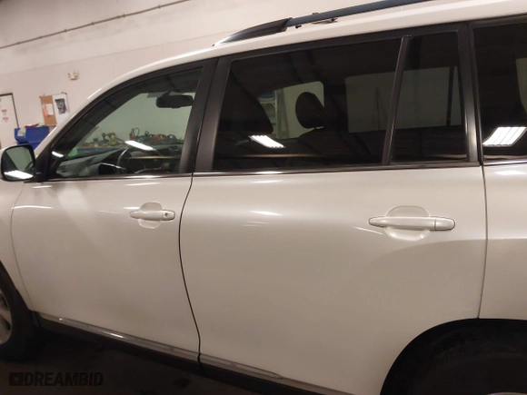 2011 Toyota Highlander with VIN 5TDBK3EHXBS069183, listed as a IAAI auction lot 41543896 with 221,490 mi miles. Bid and sale history available at carsss.com. Image 15.