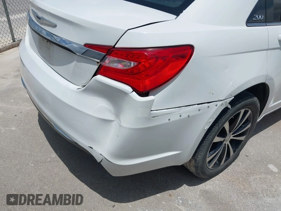 2014 Chrysler 200 LX z VIN 1C3CCBAB3EN207688, wystawiony jako IAAI lot #42086295 z przebiegiem 137 547 mil mil oraz . Historia ofert i sprzedaży dostępna na DreamBid. Obrazek 6.