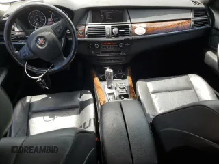 2013 BMW X5 xDrive35i z VIN 5UXZV4C5XD0B03182, wystawiony jako Copart lot #54906305 z przebiegiem 166 493 mil mil oraz Szkody całkowita. Historia ofert i sprzedaży dostępna na DreamBid. Obrazek 8.