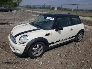 2011 MINI Hardtop z VIN WMWSU3C54BT097885, wystawiony jako Copart lot #55574545 z przebiegiem 133 527 mil mil oraz Szkody całkowita. Historia ofert i sprzedaży dostępna na DreamBid. Obrazek 1.