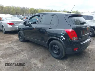 2018 Chevrolet Trax LS z VIN 3GNCJKSB8JL203072, wystawiony jako IAAI lot #41998195 z przebiegiem 121 733 mil mil oraz . Historia ofert i sprzedaży dostępna na DreamBid. Obrazek 3.